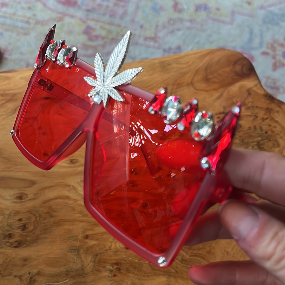 Red square sunglasses with silver weed leaf and red gemstones - Picture 3 of 4